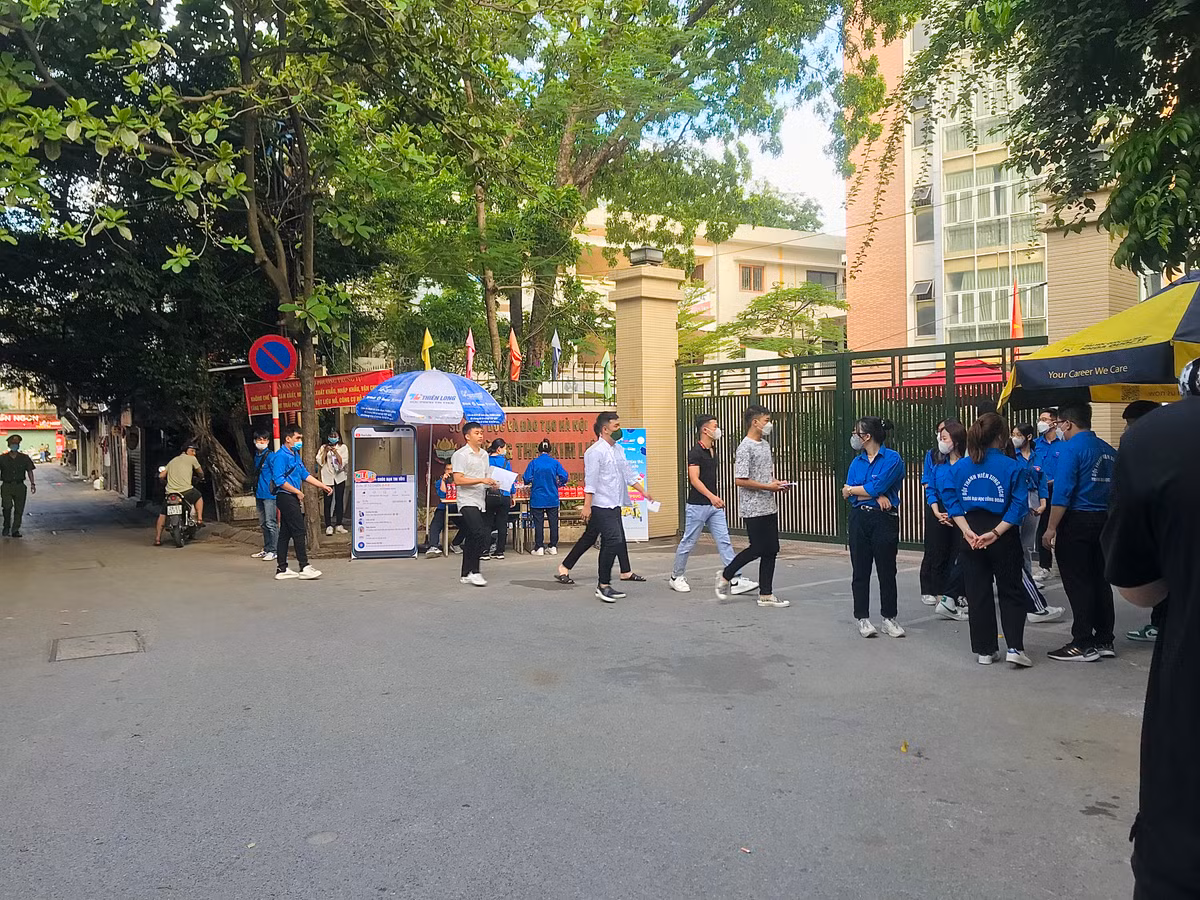 Hinh anh ngay thi dau tien Ky thi tot nghiep THPT 2022-Hinh-7