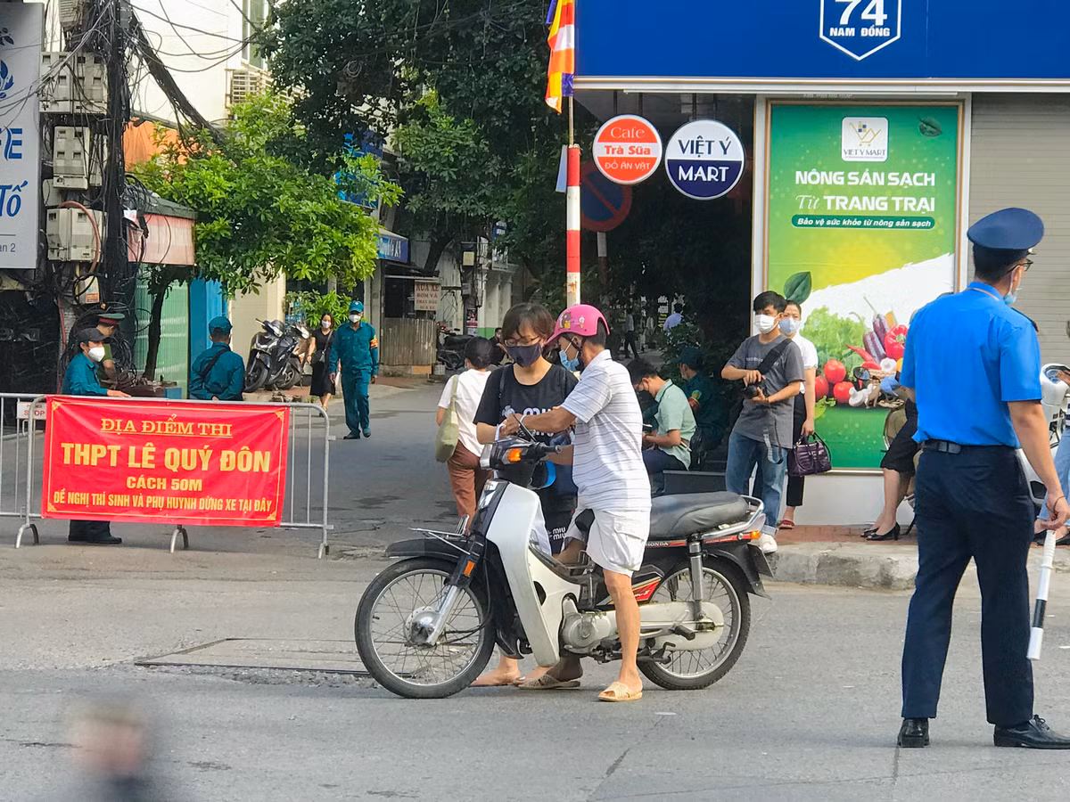 Hinh anh ngay thi dau tien Ky thi tot nghiep THPT 2022-Hinh-6