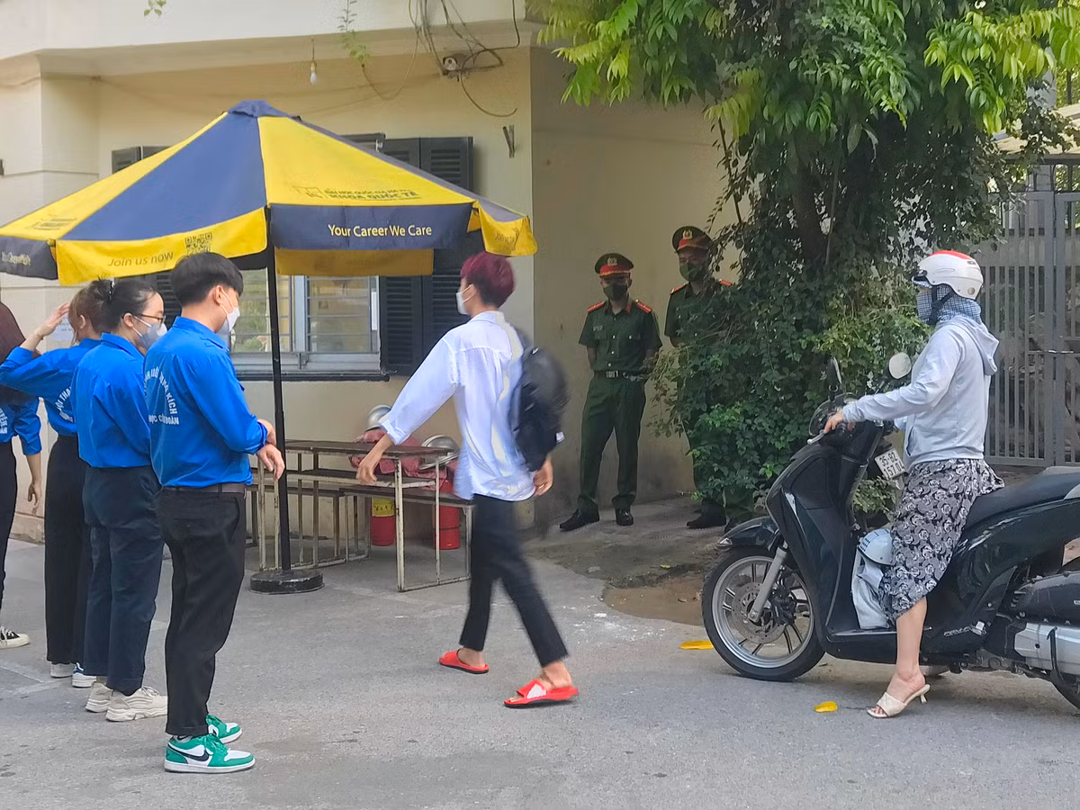 Hinh anh ngay thi dau tien Ky thi tot nghiep THPT 2022-Hinh-8