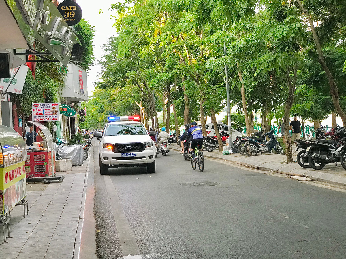 Lực lượng chức năng đi tuần tra thì người dân nghiêm chỉnh chấp hành.