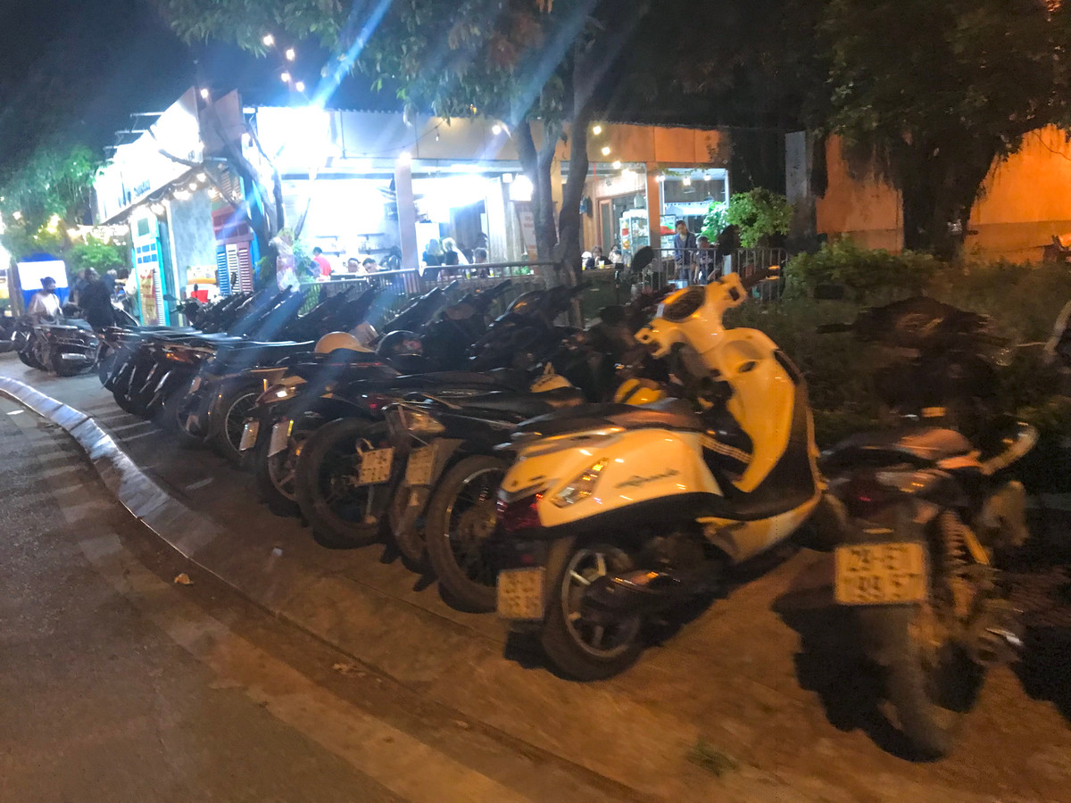 Xe cộ lấn chiếm hết vỉa hè, lối đi bộ.