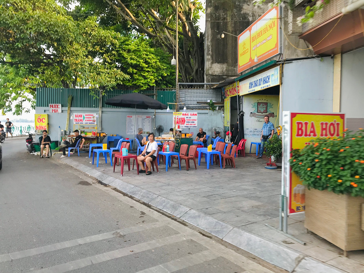 Dọc các tuyến phố ven Hồ Tây lại xuất hiện tình trạng lấn chiếm vỉa hè để kinh doanh.