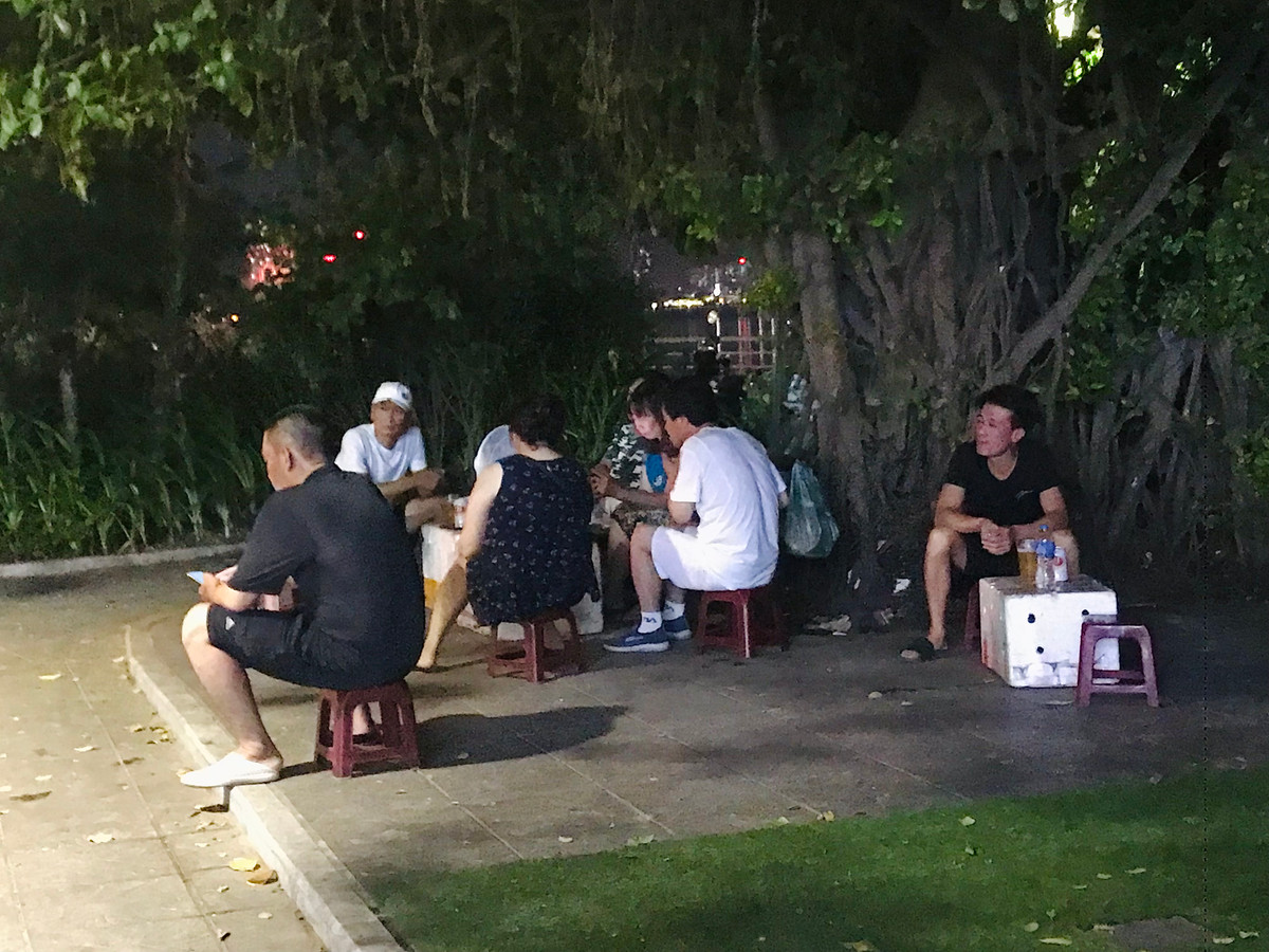 Quán hàng tự phát chiếm dụng không gian tập thể dục, đi bộ của người dân.