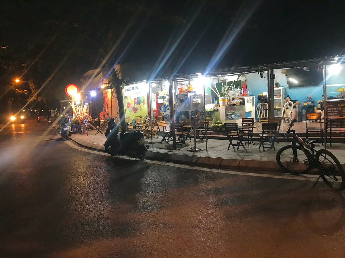 Các chủ cửa hàng không ngại "biến" vỉa hè thành nơi bày hàng hoá, bàn ghế phục vụ việc kinh doanh.