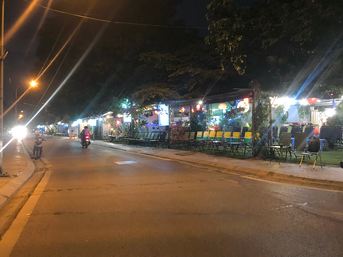 Vỉa hè bị các hàng, quán mặt đường chiếm dụng.