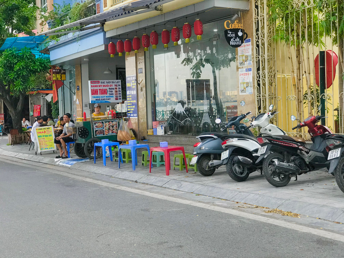 Chỉ cần lực lượng chức năng đi khỏi là người dân lại bày hàng ra bán.