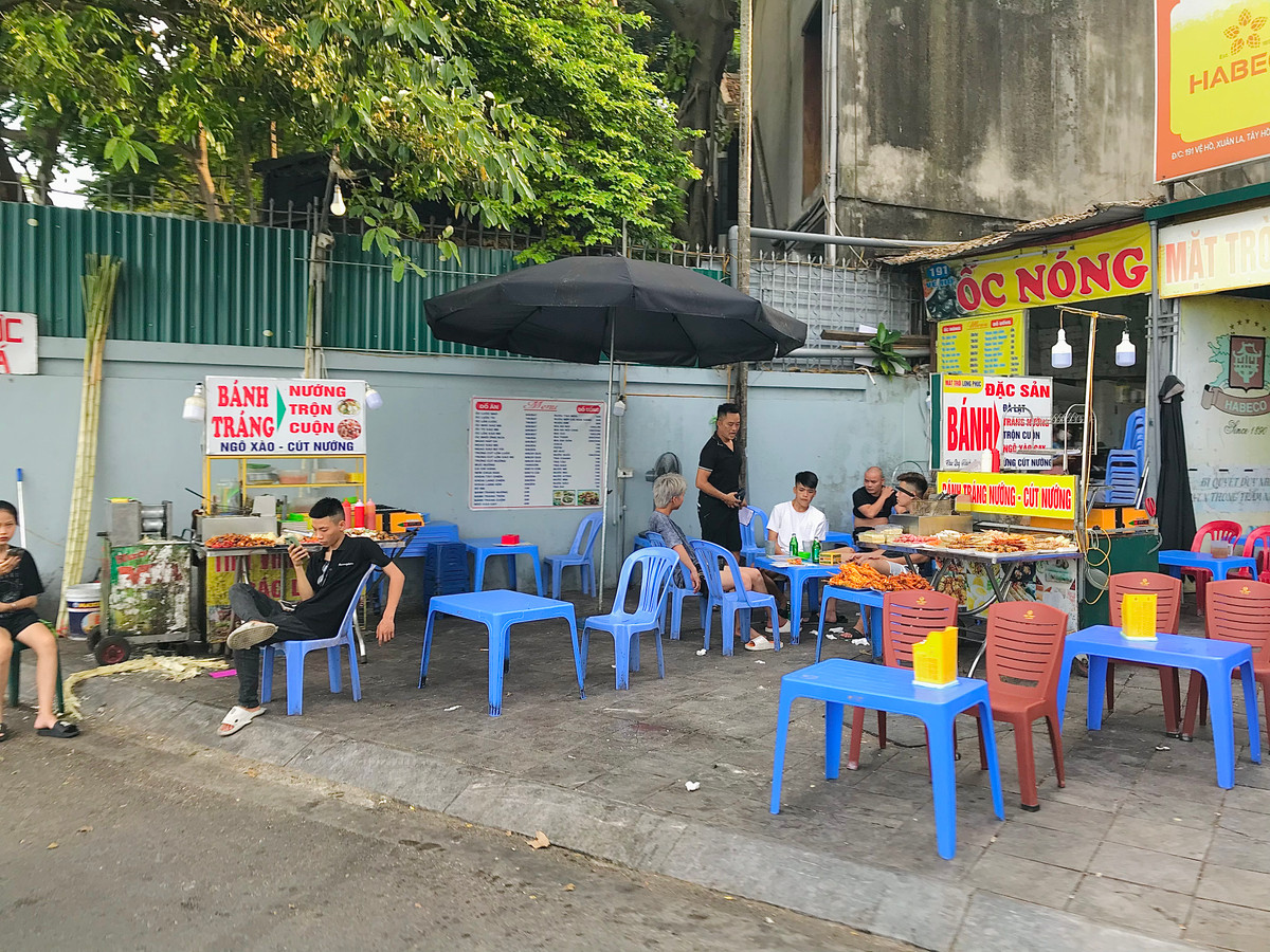 Cứ tầm chiều tối là người dân bày bàn ghế tràn lan.