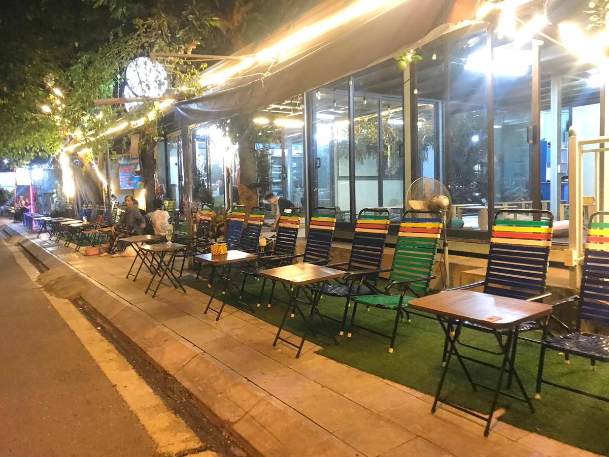 Bàn ghế được bàn tràn lan ra vỉa hè.