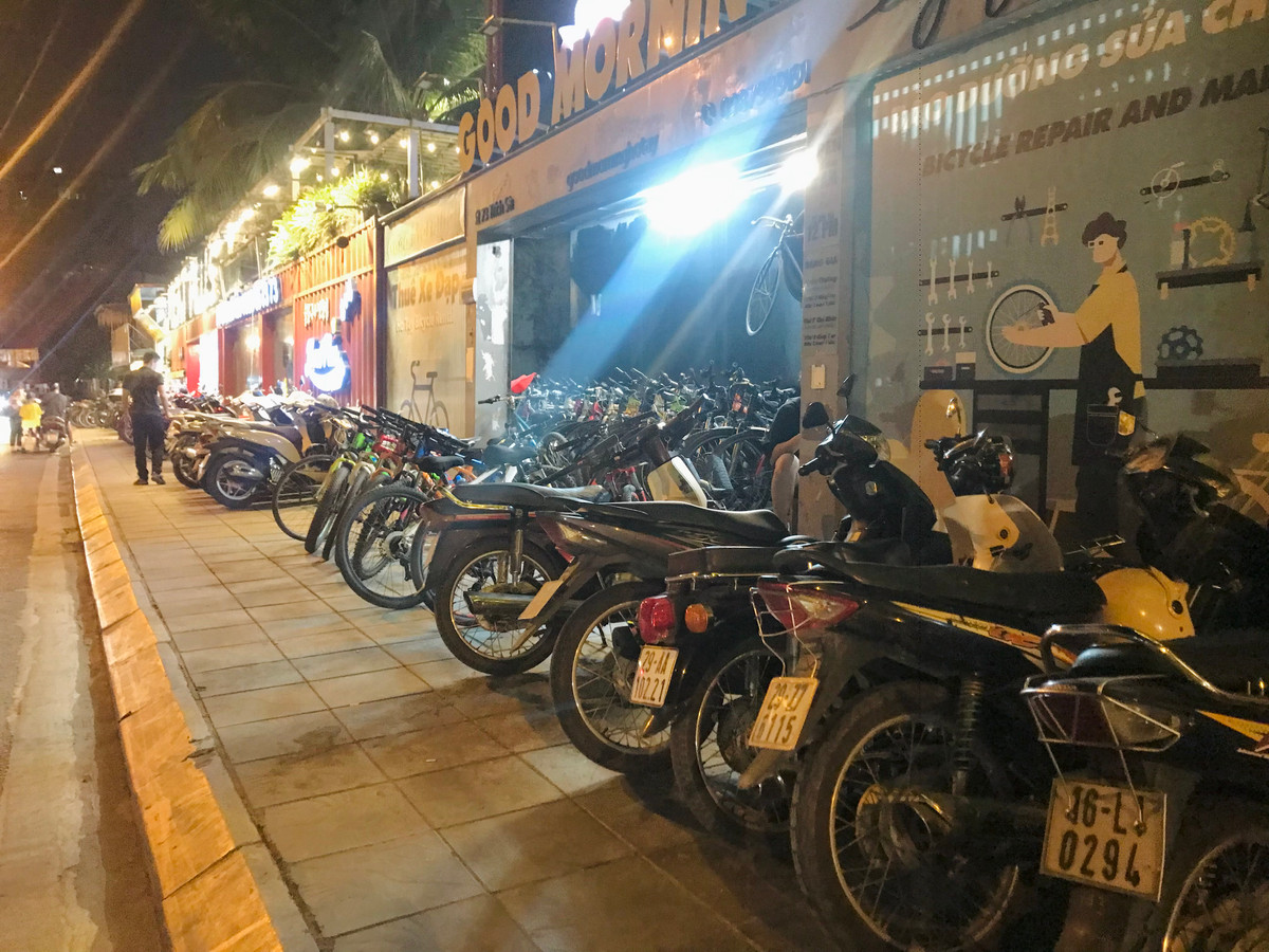 Vỉa hè bị chiếm dụng làm nơi đỗ xe cho các nhà hàng.