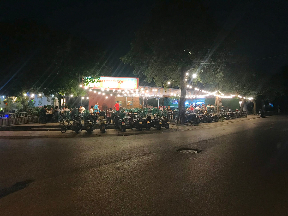 Mùa hè là mùa của những buổi tụ tập, nhậu nhẹt và vỉa hè lại bị biến thành hàng quán.