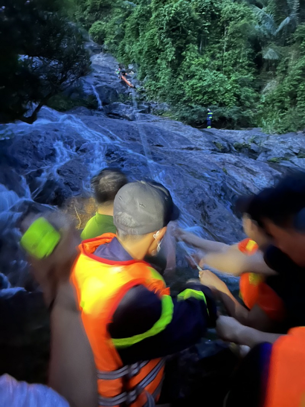 Được biết, trong đoàn du khách 8 người này có 1 người quốc tịch Mỹ, 1 người quốc tịch Canada, 1 người ở TP.HCM, 1 người ở Hải Dương, 1 người ở Huế và 3 người ở Đà Nẵng. Hầu hết đang lưu trú tại 1 khách sạn tại đường Trần Bạch Đằng, phường Phước Mỹ, quận Ngũ Hành Sơn, Đà Nẵng. (Ảnh: Công an Đà Nẵng)