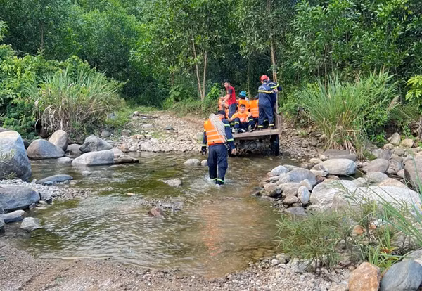 Theo Tổ quốc đưa tin, sáng 21/7, Công an xã Hòa Bắc (huyện Hòa Vang, Đà Nẵng) cho biết, trên địa bàn vừa xảy ra vụ việc 1 du khách nước ngoài trượt chân rơi xuống thác nước cao, tử vong trong lúc trèo lên khu vực này để chụp ảnh. (Ảnh: Tổ quốc)