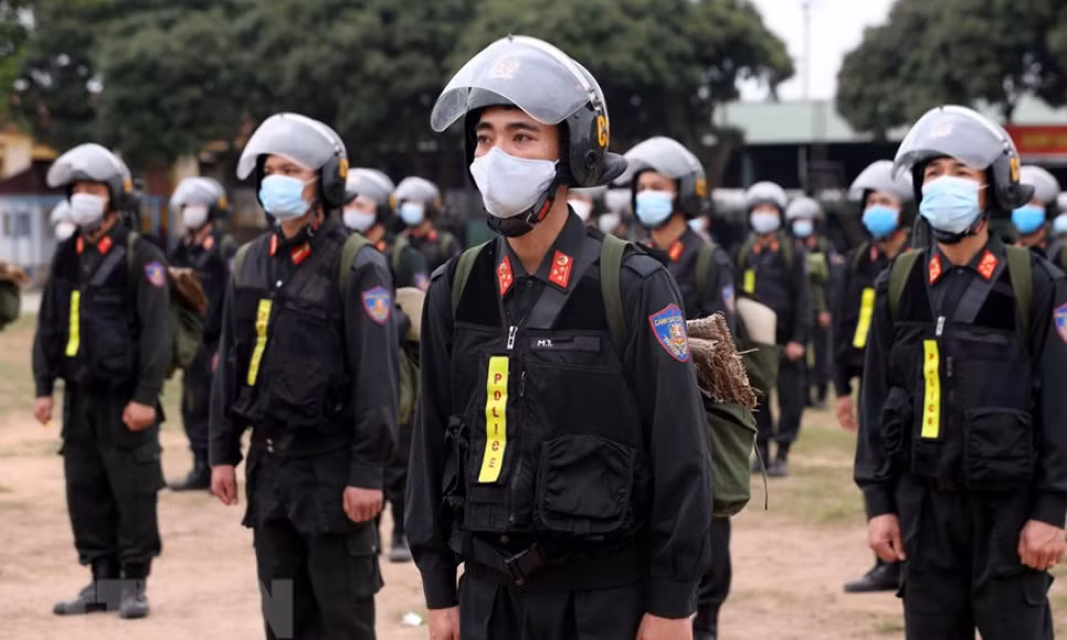 Canh sat co dong duoc mang vu khi, vat lieu no vao cang hang khong