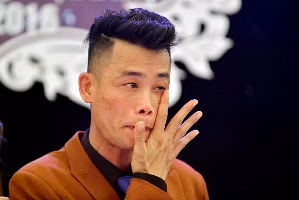 Từ đây, công chúng cũng quay lưng và từ bỏ ủng hộ Hiệp “Gà”. Sau hành vi vi phạm phát luật, Hiệp “Gà” không còn xuất hiện trong các chương trình lớn mà chỉ chạy show nhỏ lẻ tại các tỉnh.