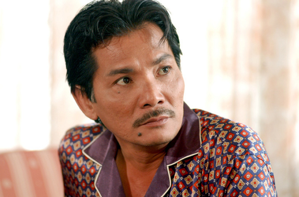  Diễn viên Thương Tín: Vào thập niên 80, cái tên Thương Tín phủ sóng khắp nơi và được hàng triệu khán giả Việt yêu thích. Hai vai diễn kinh điển là Sáu Tâm (Biệt động Sài Gòn) và thiếu tá Lưu Kỳ Vọng (Ván bài lật ngửa) đã giúp Thương Tín trở thành gương mặt nổi tiếng hàng đầu.