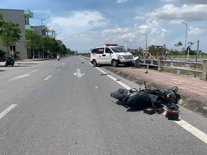  Xe cứu thương va chạm xe máy điện, 2 nữ sinh nhập viện: Ngày 5/7, tại khu vực ngã tư đường Võ Nguyên Giáp, xe cứu thương mang BKS 30F-109.51 do tài xế Đinh Văn Thanh (36 tuổi, trú tổ 14, phường Trần Lãm) điều khiển va chạm với xe máy điện 17MĐ3-145.07 do 2 nữ sinh N.V.K. và B.T.B.H. (cùng 15 tuổi, trú xã Phong Châu, huyện Đông Hưng) điều khiển khiến cháu H. bị chấn thương sọ não, tụ máu não. 