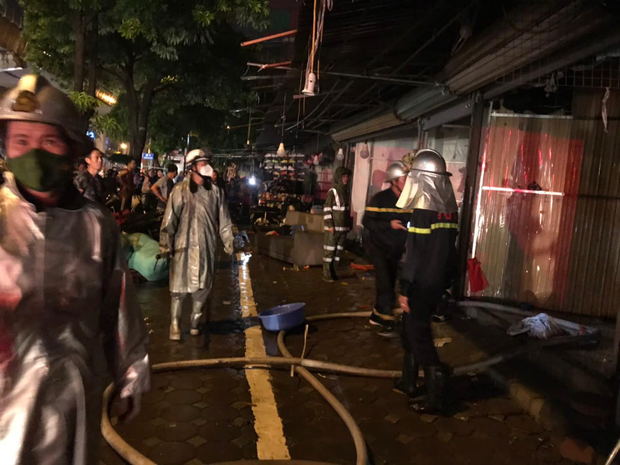  Cháy nhiều cửa hàng quần áo tại Cầu Diễn trong mưa: Tối 5/7, tại khu kinh doanh quần áo của 5 hộ gia đình tại mặt đường Cầu Diễn có diện tích khoảng 150m2 đã bốc cháy dữ dội. Nhận được tin báo, lực lượng chức năng đã có mặt và sau 2 tiếng, đám cháy đã được khống chế, may mắn không có thiệt hại về người.