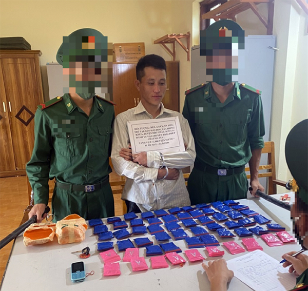  Trên đường đi ship 12.000 viên ma túy thì bị tóm: Ngày 22/7, Lực lượng chức năng phòng chống tội phạm ma túy của tỉnh Sơn La cho biết đã bắt giữ đối tượng Mùa A Sáy (SN 1992, trú tại bản Suối Đon, xã Chiềng Khừa, huyện Mộc Châu, tỉnh Sơn La) về hành vi “Vận chuyển trái phép chất ma túy”, thu giữ 12.000 viên ma túy tổng hợp. Tại cơ quan chức năng, Sáy khai nhận mua số ma túy trên của một người không rõ tên tuổi, đang trên đường vận chuyển thì bị bắt.