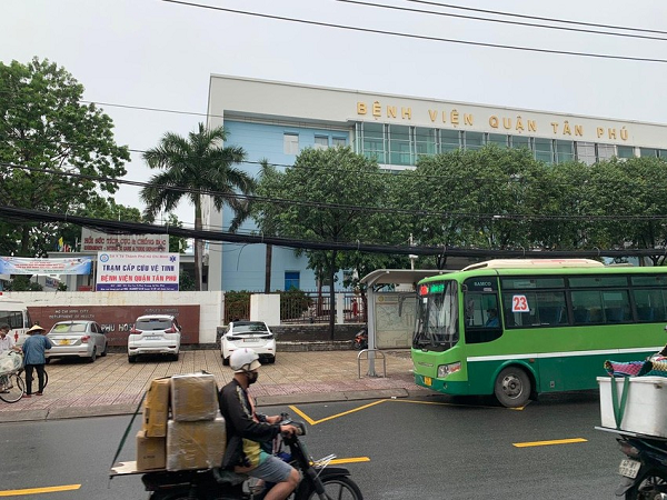  Gã bán bánh mì đâm chết ông xe ôm ở TP HCM: Ngày 22/7, Công an quận Tân Phú, TP.HCM lập hồ sơ, bàn giao Phạm Hùng Sang (30 tuổi, ngụ tỉnh Đồng Nai) cho Cơ quan CSĐT Công an TP HCM về hành vi giết người. Trước đó, tối ngày 20/7, Sang đứng bán bánh mì ở đường Âu Cơ, đoạn trước Bệnh viện quận Tân Phú (phường Phú Trung, quận Tân Phú) thì ông Đ (khoảng 50 tuổi, tài xế xe ôm) tới. Hai bên nói chuyện qua lại thì nảy sinh mâu thuẫn. Sang đã dùng dao Thái Lan trên quầy đâm trúng ngực trái của ông Đ khiến ông Đ tử vong tại chỗ.