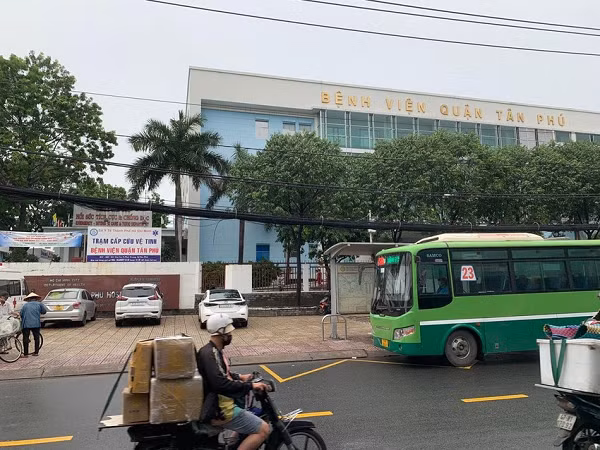  Gã bán bánh mì đâm chết ông xe ôm ở TP HCM: Ngày 22/7, Công an quận Tân Phú, TP.HCM lập hồ sơ, bàn giao Phạm Hùng Sang (30 tuổi, ngụ tỉnh Đồng Nai) cho Cơ quan CSĐT Công an TP HCM về hành vi giết người. Trước đó, tối ngày 20/7, Sang đứng bán bánh mì ở đường Âu Cơ, đoạn trước Bệnh viện quận Tân Phú (phường Phú Trung, quận Tân Phú) thì ông Đ (khoảng 50 tuổi, tài xế xe ôm) tới. Hai bên nói chuyện qua lại thì nảy sinh mâu thuẫn. Sang đã dùng dao Thái Lan trên quầy đâm trúng ngực trái của ông Đ khiến ông Đ tử vong tại chỗ.