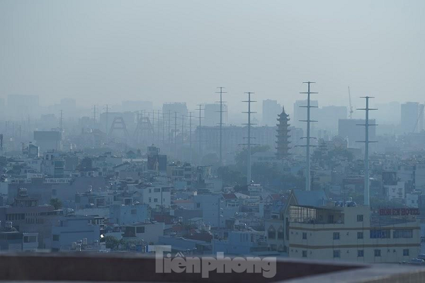 TP HCM bỗng chốc trở thành "thành phố sương mù" mờ ảo như Đà Lạt (Ảnh: Tiền Phong)