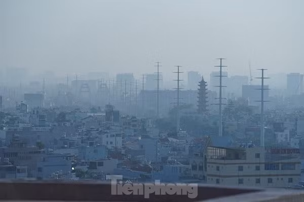 TP HCM bỗng chốc trở thành "thành phố sương mù" mờ ảo như Đà Lạt (Ảnh: Tiền Phong)