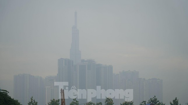 Loạt tòa nhà cao tầng ở TP HCM mờ ảo sau màn sương. (Ảnh: Tiền Phong)