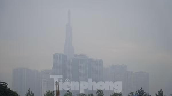 Loạt tòa nhà cao tầng ở TP HCM mờ ảo sau màn sương. (Ảnh: Tiền Phong)