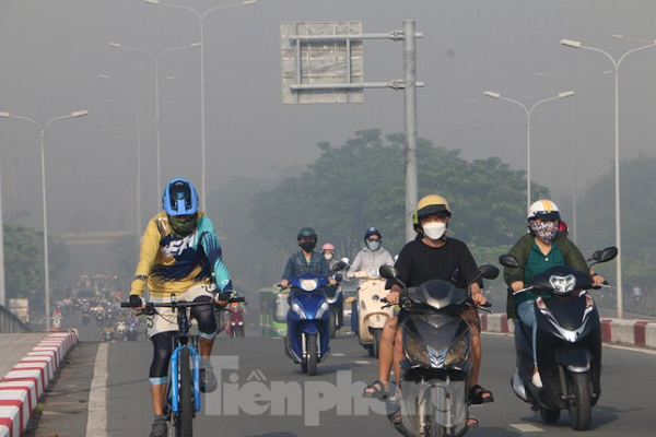 Người dân phải di chuyển chậm vì tầm nhìn hạn chế. (Ảnh: Tiền Phong)