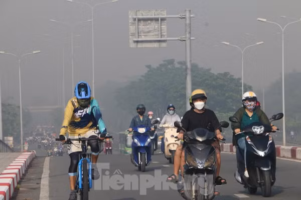 Người dân phải di chuyển chậm vì tầm nhìn hạn chế. (Ảnh: Tiền Phong)