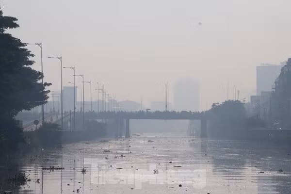 "Lớp mây tầng thấp tồn tại lâu, hôm nay mưa sẽ giảm, không còn mưa sáng như hôm qua. Tuy nhiên, lớp sương mù này còn tồn tại khá lâu, tới gần trưa mới tan”- ông Quyết nói. (Ảnh: Tiền Phong)