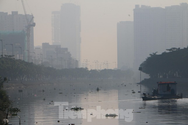 Nhiều tòa nhà cao tầng chìm sau màn sương mờ. (Ảnh: Tiền Phong)
