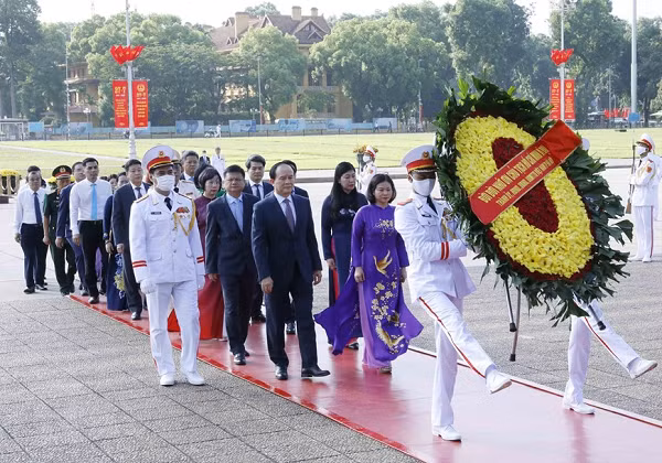 Đoàn đại biểu thành phố Hà Nội đặt vòng hoa và vào Lăng viếng Chủ tịch Hồ Chí Minh. (Ảnh: An Đăng/TTXVN)