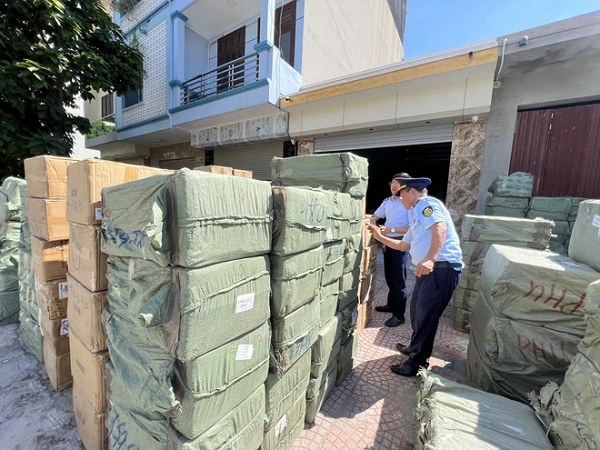 Trả lời trên Zing, Tổng cục QLTT thông tin: "Bước đầu lực lượng chức năng nhận định cơ sở có dấu hiệu kinh doanh hàng hóa nhập lậu, hàng hóa giả mạo nhãn hiệu và xâm phạm quyền sở hữu trí tuệ". (Ảnh: Zingnews)