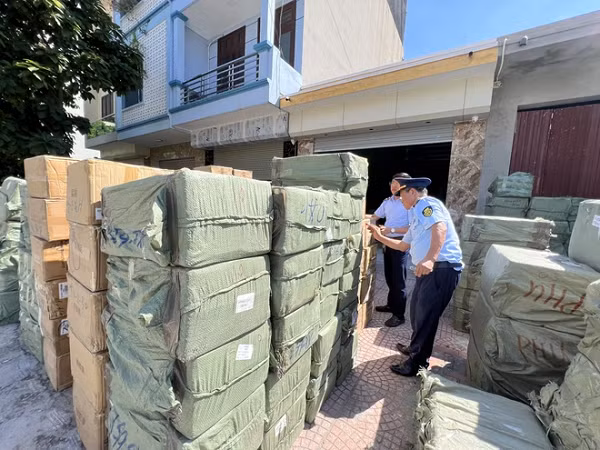 Trả lời trên Zing, Tổng cục QLTT thông tin: "Bước đầu lực lượng chức năng nhận định cơ sở có dấu hiệu kinh doanh hàng hóa nhập lậu, hàng hóa giả mạo nhãn hiệu và xâm phạm quyền sở hữu trí tuệ". (Ảnh: Zingnews)