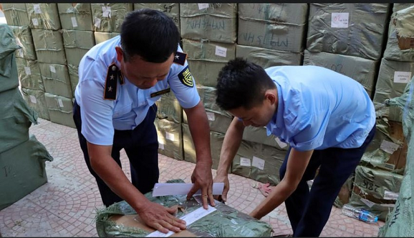 Theo ghi nhận của Người lao động, tại thời điểm kiểm tra, ông Phú chưa xuất trình được các giấy tờ liên quan chứng minh nguồn gốc hợp pháp của lô hàng này. Theo chủ cơ sở, kho hàng mới được sử dụng làm nơi chứa trữ hàng hóa từ đầu năm đến nay. (Ảnh: Pháp luật TP HCM)