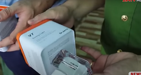 Số lượng còn lại là kem trang điểm, sữa rửa mặt, kem tẩy da chết, kem trắng da, dầu gội đầu và son của các thương hiệu như Innisfree, Bioderma, Vongee, V7 Dr.Jart... (Ảnh clip ANTV)