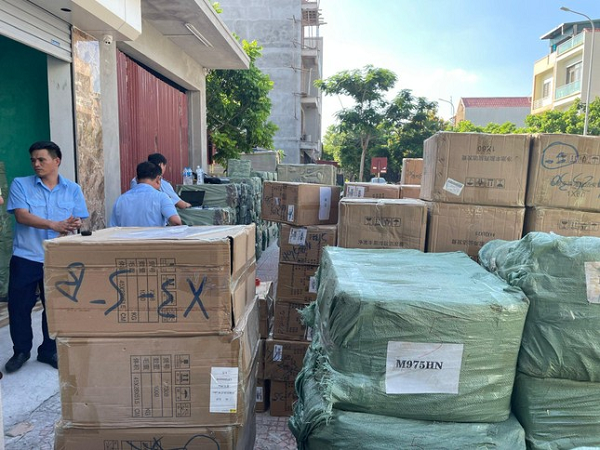 Kho chứa là nhà không số, không biển hiệu, luôn trong tình trạng đóng cửa.Trong diện tích khoảng 50m2, chủ cơ sở chứa hàng hóa chủ yếu là các loại mỹ phẩm như: nước tẩy trang, kem nền, son môi, tẩy da chết, kem dưỡng da, sữa rửa mặt, ủ tóc… với các thương hiệu đang được ưa chuộng và tin tưởng trên thị trường như Innisfree, bioderma,...