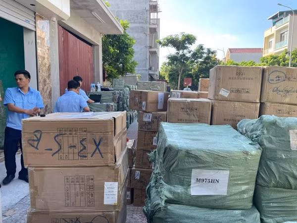 Kho chứa là nhà không số, không biển hiệu, luôn trong tình trạng đóng cửa.Trong diện tích khoảng 50m2, chủ cơ sở chứa hàng hóa chủ yếu là các loại mỹ phẩm như: nước tẩy trang, kem nền, son môi, tẩy da chết, kem dưỡng da, sữa rửa mặt, ủ tóc… với các thương hiệu đang được ưa chuộng và tin tưởng trên thị trường như Innisfree, bioderma,...