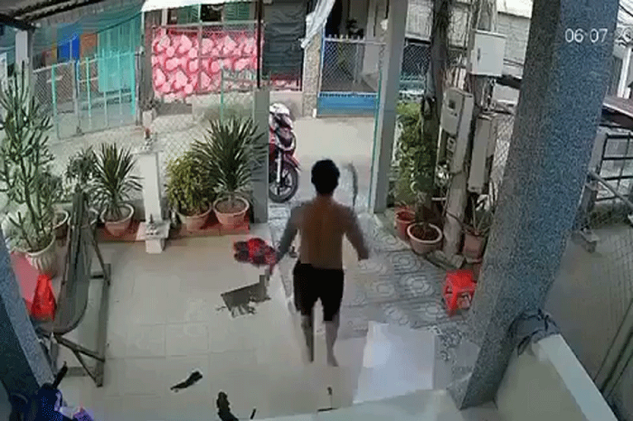  Cãi với vợ, vô cớ chém chết bà hàng xóm: Chiều tối 6/7, sau khi uống rượu xong, Phạm Minh Thanh (36 tuổi, ngụ xã Mỹ Thạnh, Giồng Trôm, Bến Tre) cự cãi với vợ và đập phá tài sản trong nhà. Lúc này bà T.M.Tr. (58 tuổi, ngụ ấp 3, xã Bình Thắng, huyện Bình Đại) đi ngang nhìn vào nhà thì bị Thanh cầm dao rựa xông ra cổng vô cớ chém vào người khiến bà T. tử vong.