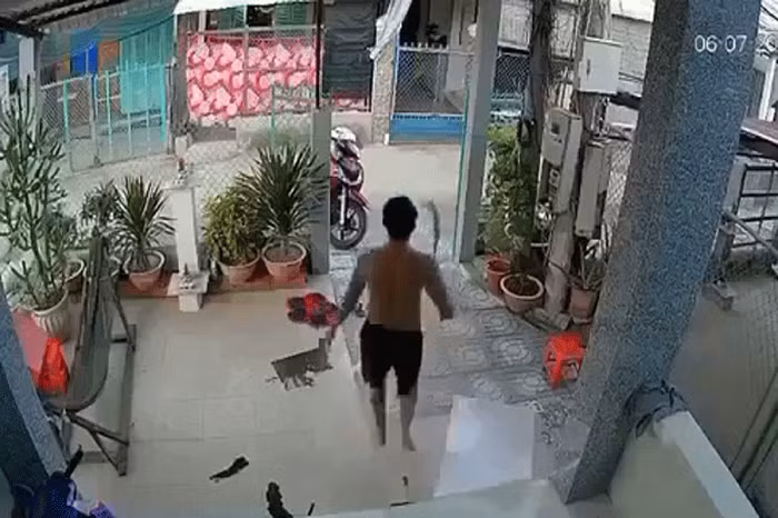  Cãi với vợ, vô cớ chém chết bà hàng xóm: Chiều tối 6/7, sau khi uống rượu xong, Phạm Minh Thanh (36 tuổi, ngụ xã Mỹ Thạnh, Giồng Trôm, Bến Tre) cự cãi với vợ và đập phá tài sản trong nhà. Lúc này bà T.M.Tr. (58 tuổi, ngụ ấp 3, xã Bình Thắng, huyện Bình Đại) đi ngang nhìn vào nhà thì bị Thanh cầm dao rựa xông ra cổng vô cớ chém vào người khiến bà T. tử vong.