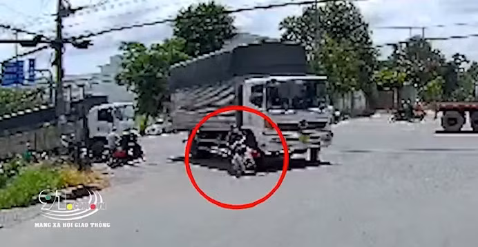  Đi vào điểm mù của xe tải, người phụ nữ bị cuốn vào gầm: Vào khoảng 11h22 ngày 7/7, khi xe tải lưu thông trên đường Nguyễn Thị Định hướng Hầm Chui Mỹ Thủy đi Bến Phà Cát Lái, tài xế lái xe rẽ phải vào KCN Cát Lái 2 thì va chạm với 1 xe máy do người phụ nữ điều khiển đi cùng chiều đang vượt lên khiến cả người và xe máy bị cuốn vào gầm xe tải, kéo lê trên đường một đoạn. Nạn nhân bị thương nặng được người dân đưa đi cấp cứu.