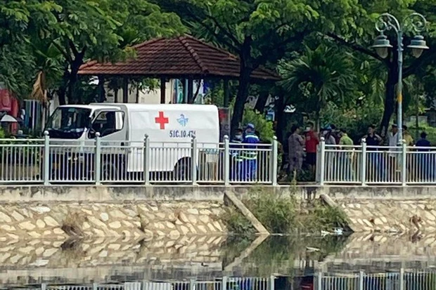  Đi tập thể dục, tá hỏa phát hiện thi thể nổi trên kênh Lò Gốm: Sáng ngày 7/7, trong lúc tập thể dục, người dân địa phương tá hỏa phát hiện một thi thể nổi trên kênh Lò Gốm (phường 10, quận 6, TP.HCM). Bước đầu nhận dạng thi thể là nam giới, khoảng 40 tuổi và đang trong giai đoạn phân hủy. Nạn nhân mặc áo màu xanh, quần màu đỏ. Hiện tại, cơ quan chức năng đang tiếp tục làm rõ vụ việc.