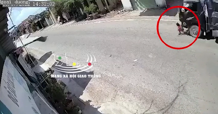  Chạy băng qua đường bé trai bị xe tải cán tử vong thương tâm: Vào khoảng 16h ngày 6/7, trên tuyến đường làng thuộc xóm 11, xã Quỳnh Thanh, huyện Quỳnh Lưu, tỉnh Nghệ An, cháu bé 8 tuổi chạy bộ băng qua đường thì bị xe tải tông trúng. Chiếc xe tải đã cuốn cháu bé vào gầm xe tử vong tại chỗ. Hiện vụ việc đang được cơ quan chức năng điều tra làm rõ.