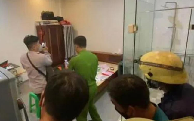  Cô gái bị đâm chết trong khách sạn ở TP.HCM: Chiều 6/7, Nguyễn Thanh Duy (30 tuổi, quê Vĩnh Long) và chị N. (24 tuổi, quê Đồng Tháp) vào thuê khách sạn trên đường Kinh Dương Vương, phường An Lạc, quận Bình Tân. Do mâu thuẫn tình cảm, Duy dùng dao đâm cô gái chết tại chỗ. Sau khi gây án, nghi phạm đến Công an phường An Lạc đầu thú.