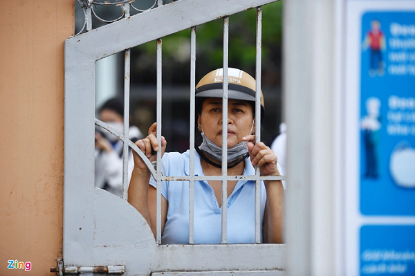 Nhiều phụ huynh lựa chọn nán lại cổng trường khi môn thi chỉ kéo dài hai tiếng. Bà Phan Thị Vui (quận Bình Tân) đưa con trai đến thi lúc 6h45. “Tôi khá lo lắng khi cháu bước vào kỳ thi này. Hai năm rồi dịch Covid-19 nên tình hình học tập của các cháu bị gián đoạn”, bà Vui chia sẻ. *(Tiêu đề đã được BTV đặt lại)