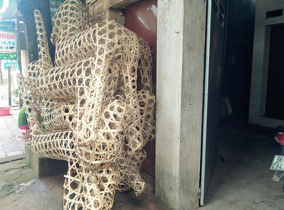 Những khi không có việc, ông Miên ở nhà phụ vợ đan lát làm đồ vàng mã, dành dụm để nuôi người con út ăn học và đền bù thiệt hại do Lê Văn Luyện gây ra.