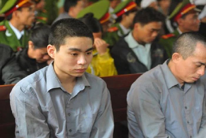 Ông Lê Văn Miên (bố của Luyện) tâm sự, khoảng thời gian đầu khi sự việc xảy ra, ông đã suy sụp hoàn toàn. Ông Miên mang trong mình nỗi lo về người con nghịch tử đang phải thụ án ở trại giam khác và mặc cảm về người cha của kẻ sát nhân máu lạnh. Nỗi dằn vặt khiến ông đã từng nghĩ về cái chết, chết đi để trút bỏ mọi gánh nặng, buồn phiền.