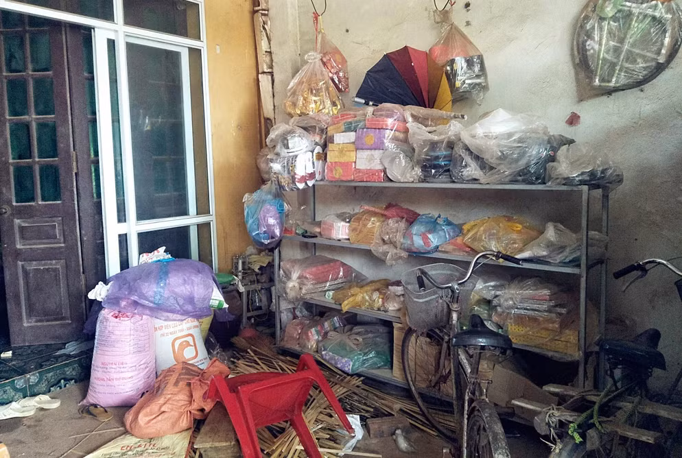 Người con thứ hai sau chuyện của anh thì cũng bỏ học giờ đi làm công ty kiếm thêm phụ giúp bố mẹ, còn người em út thì còn quá nhỏ để hiểu chuyện.