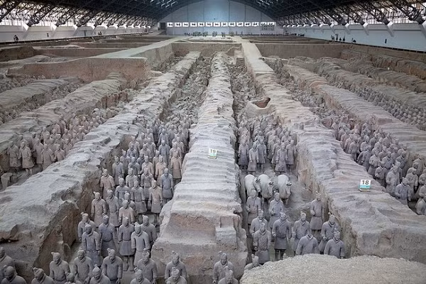 Bi an khien lang mo Tan Thuy Hoang tro nen “bat kha xam pham“-Hinh-3